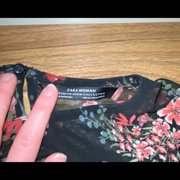 3/$20 🎉 Zara sheer black floral top with long sleeves and v-shaped ruffles, XS - Picture 5 of 5